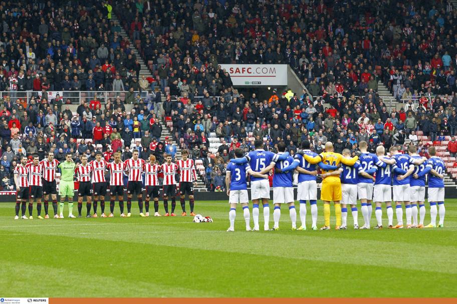 Le squadre abbracciate in silenzio prima di Sunderland-Everton. Action Images